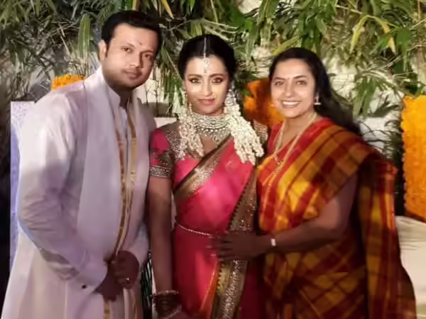 24-1422081518-actress-trisha-krishnan-varun-manian-engagement6